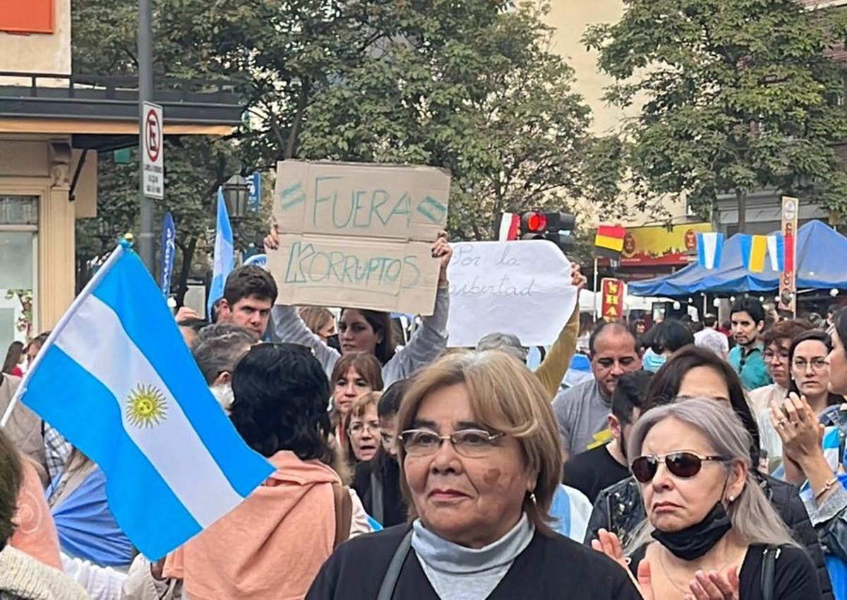 En un banderazo, cientos de tucumanos marcharon en contra del Gobierno