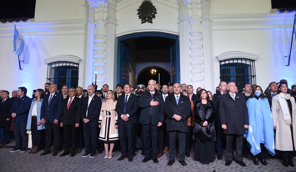 2022. Durante la vigilia, funcionarios del oficialismo y la oposición dejaron de lado las rencillas políticas.