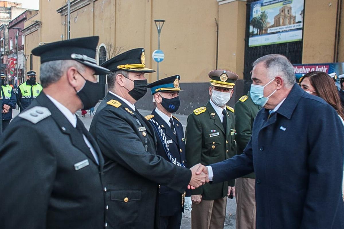 FUERA DE LA CASA DE GOBIERNO. Jaldo saluda a integrantes de las fuerzas de seguridad. Foto de Comunicación Pública