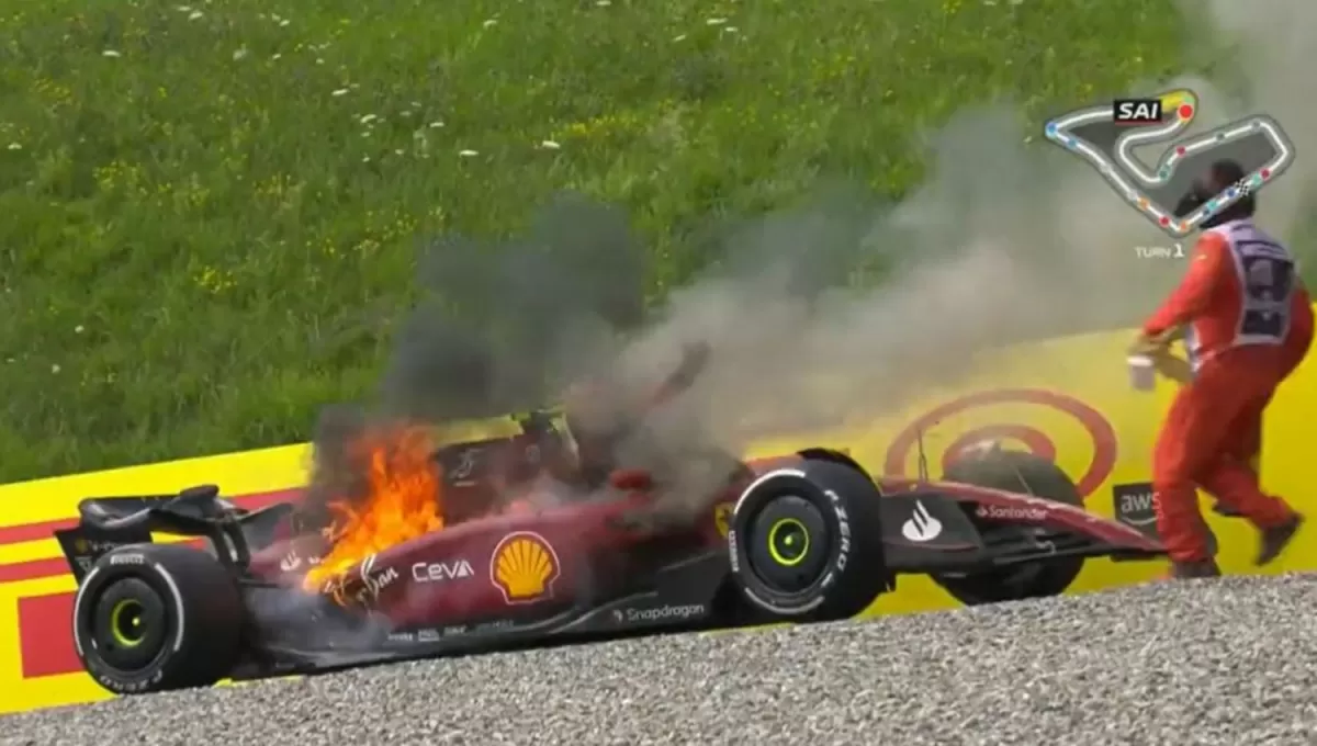 DRAMÁTICO. El español Sainz se bajó de su Ferrari segundos antes de que se prendiera fuego.