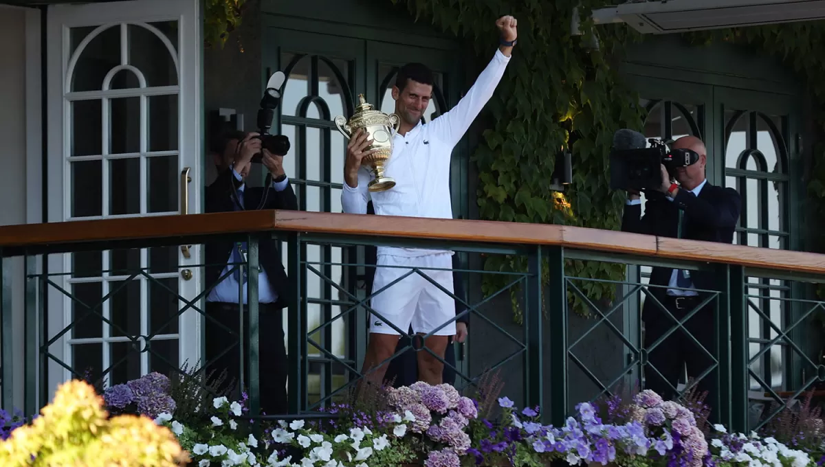 EN LO MÁS ALTO. Djokovic saludó a los fanáticos con el trofeo de Wimbledon en los brazos.