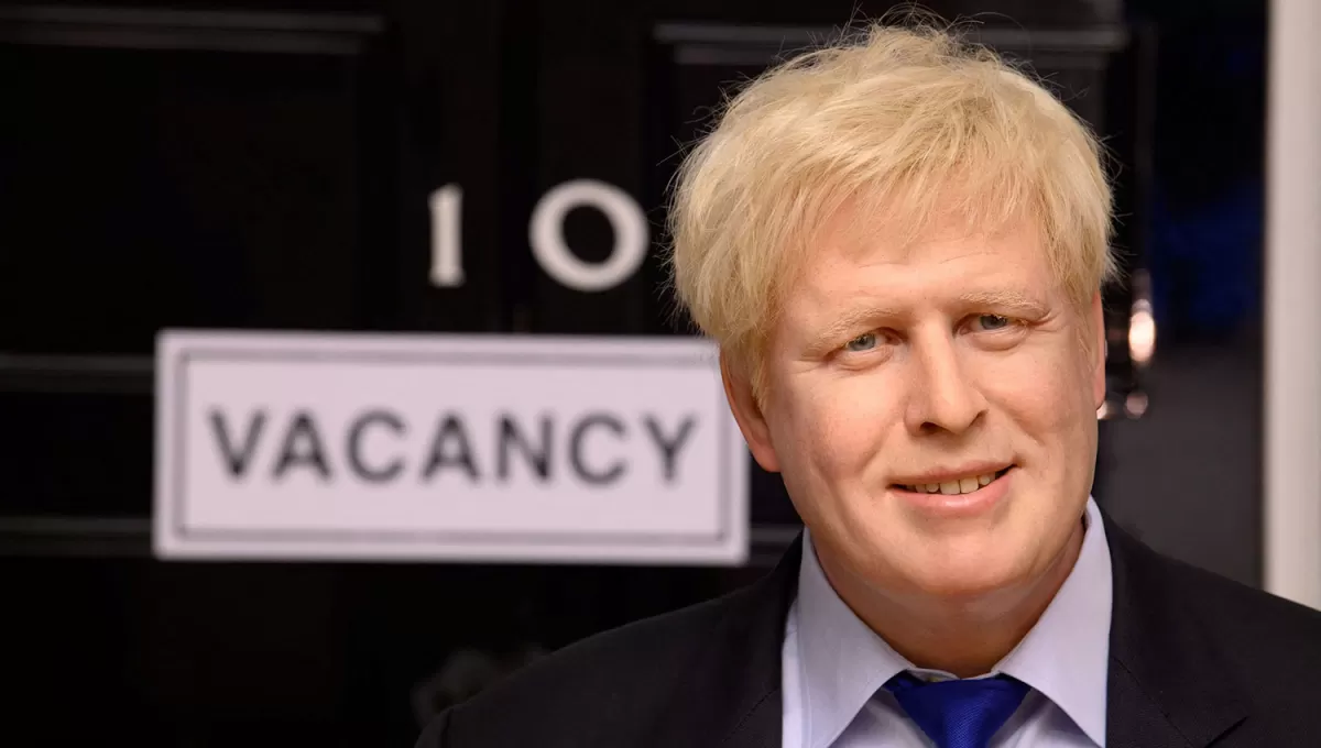 UN ÍCONO.  Una figura de cera de Boris Johnson se muestra junto a un cartel de vacante en 10 Downing Street en Madame Tussauds, en Londres.
