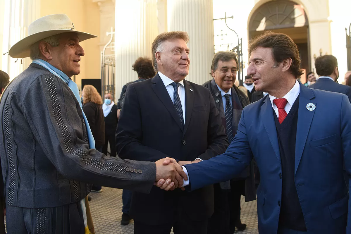 SALUDO.Roberto Sánchez estrecha la mano del líder de una asociación gaucha ante presencia del diputado Domingo Amaya, que acompañó al radical.