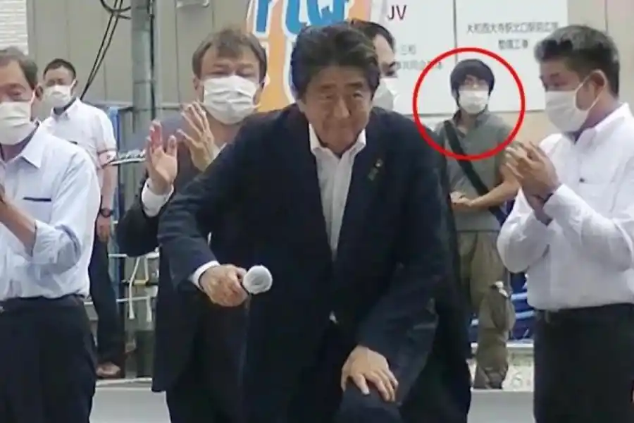La foto de Shinzo segundos antes del ataque y con su supuesto asesino (círculo rojo) acechándolo por atrás.