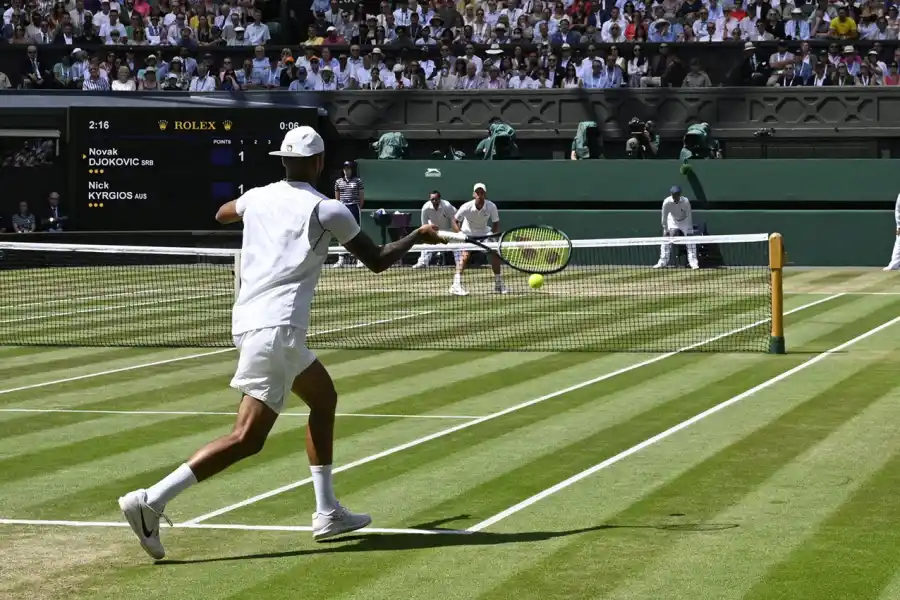 TODA LA ATENCIÓN. Kyrgios y Djokovic definen el torneo en el court central de All England.