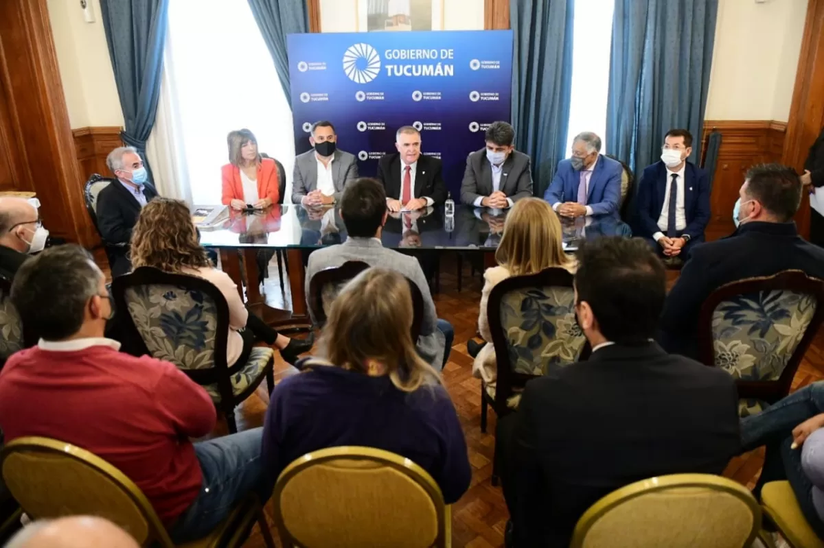 EN CASA DE GOBIERNO. El gobernador Jaldo encabezó el acto, junto a funcionarios. Foto Prensa Gobernación