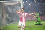 San Martín aplastó a Santamarina y quedó como único escolta