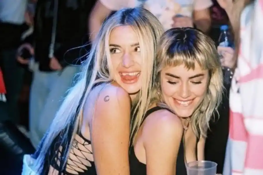 Lola Indigo y Lali Espósito en la fiesta Bresh.