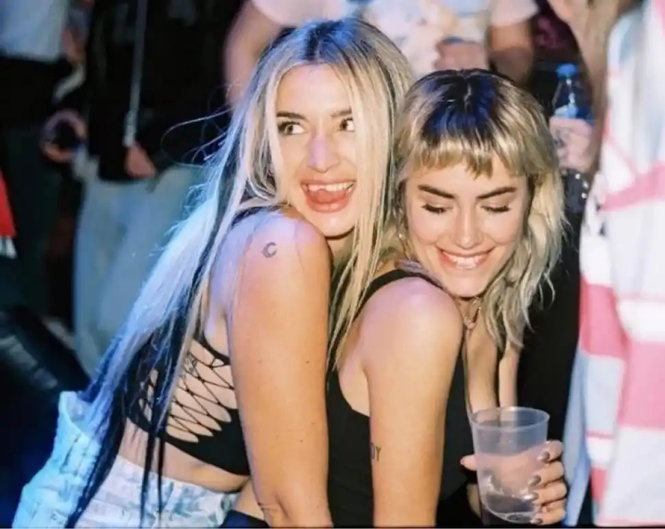 Lola Indigo y Lali Espósito en la fiesta Bresh.