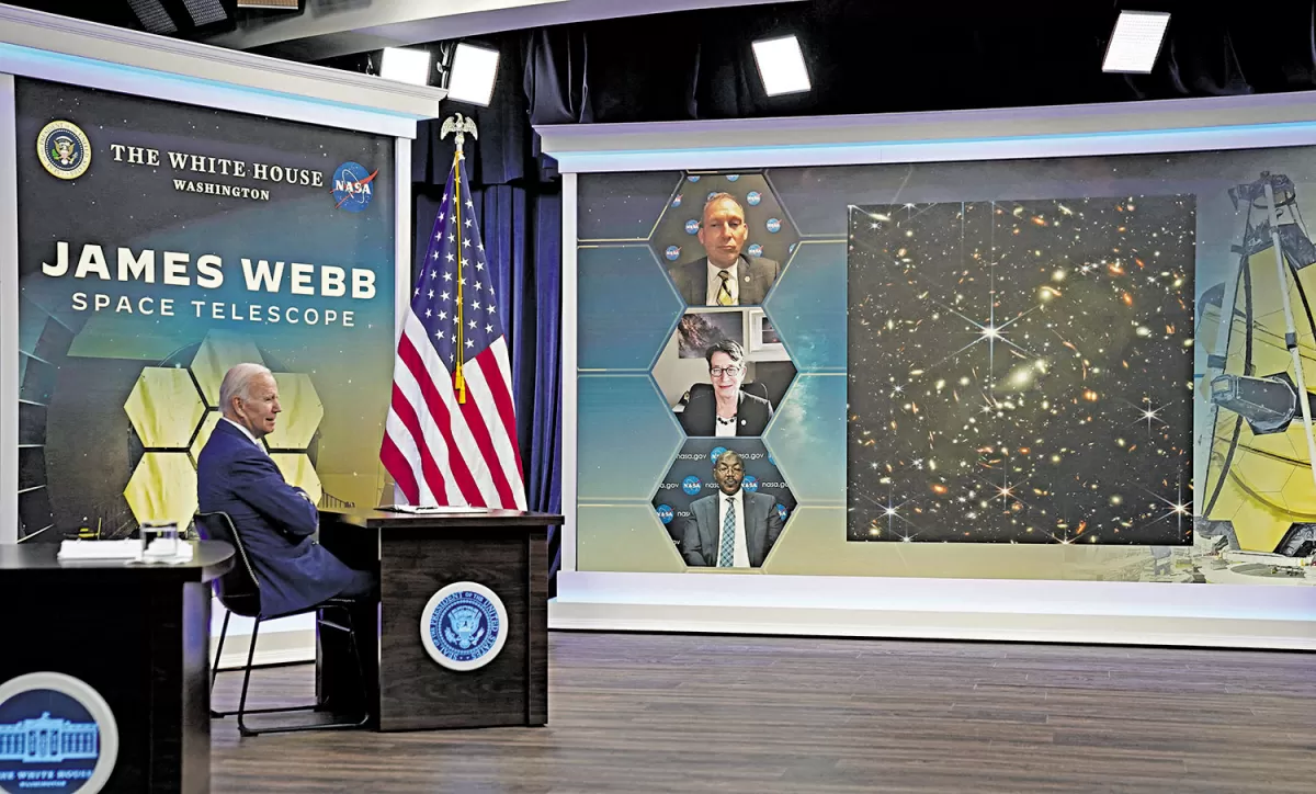 ANUNCIO. Joe Biden, en conferencia de prensa, mostrando la primera fotografía del telescopio.