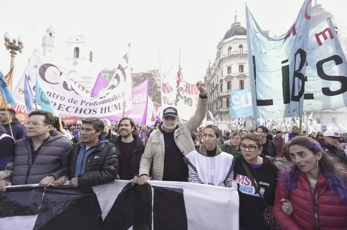Marcha de organizaciones sociales en Buenos Aires. Foto de Twitter @EBelliboni