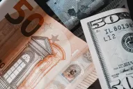 El euro supera la paridad con el dólar, que cae tras el aumento de la inflación