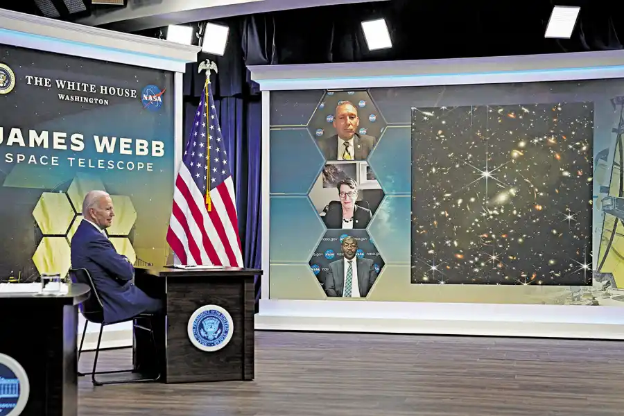 ANUNCIO. Joe Biden, en conferencia de prensa, mostrando la primera fotografía del telescopio.