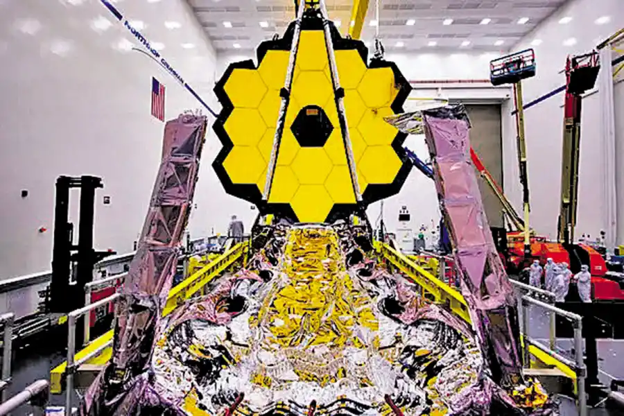 DESARROLLO. Antes de salir al espacio, el telescopio ensamblado.