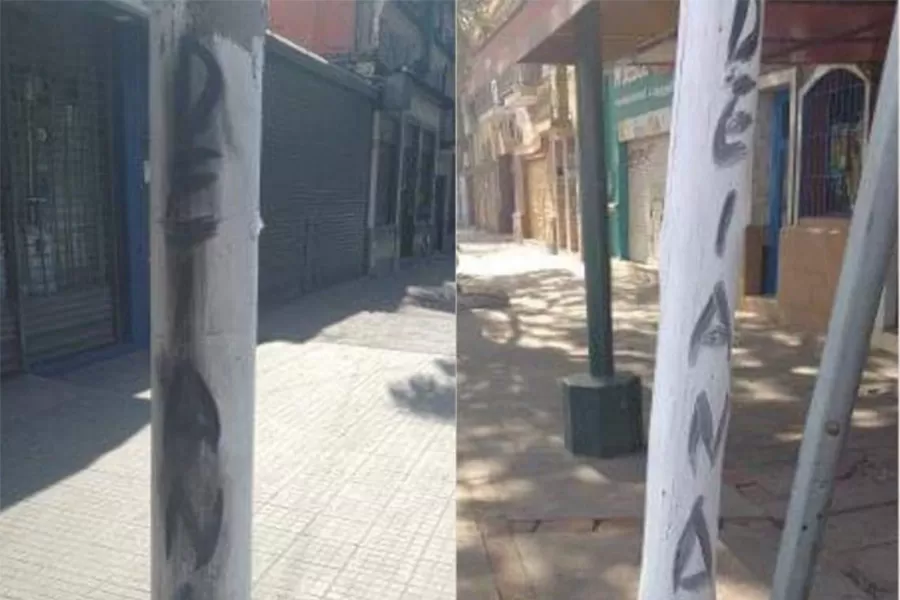 Postes con pintadas politicas