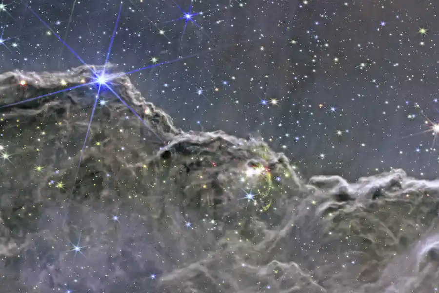 PRECIPICIOS CÓSMICOS. Esta es una foto de la Nebulosa de Carina: se pueden ver bordes de una cavidad gaseosa donde se generan las estrellas.