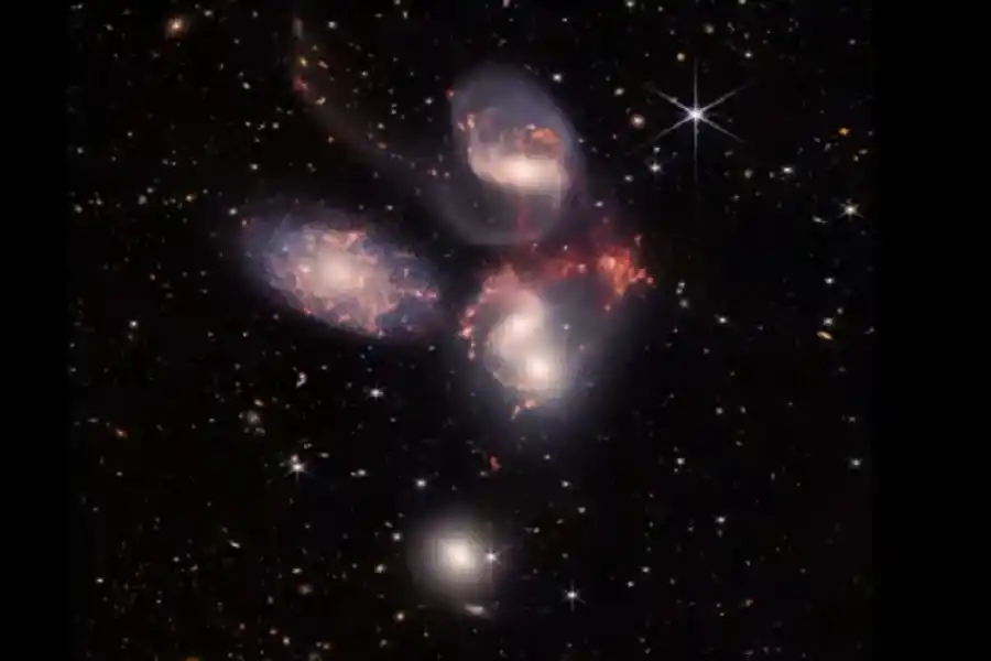 El quinteto de Stephan, que muestra cinco galaxias, cuatro de las cuales interactúan, chocan entre sí y tiran y estiran la gravedad de las demás. (Crédito...NASA, ESA, CSA y STScI)