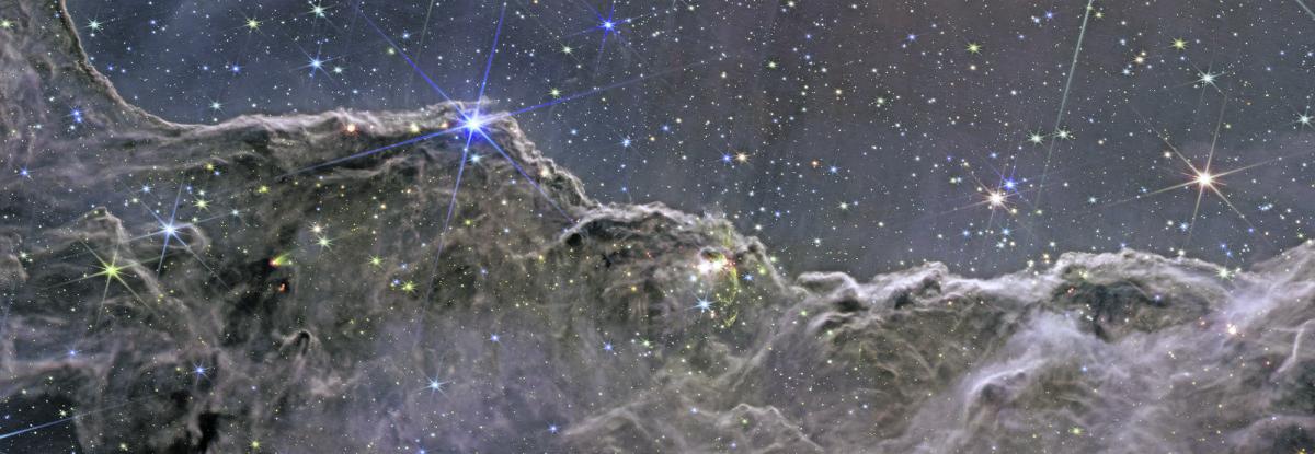 PRECIPICIOS CÓSMICOS. Esta es una foto de la Nebulosa de Carina: se pueden ver bordes de una cavidad gaseosa donde se generan las estrellas.