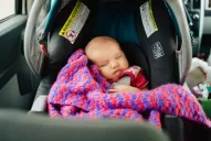 Entregarán a familias “huevitos” para llevar en auto a bebés recién nacidos