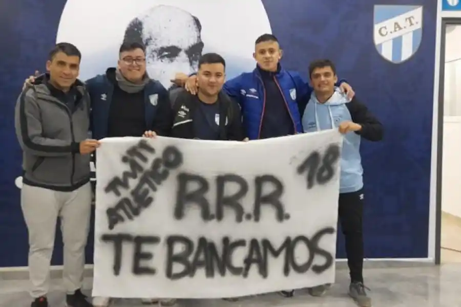TIENE BANCA. Un grupo de hinchas, dijeron presentes en el “José Fierro” para levantar los ánimos de Ruiz Rodríguez, tras errar en la Copa. 