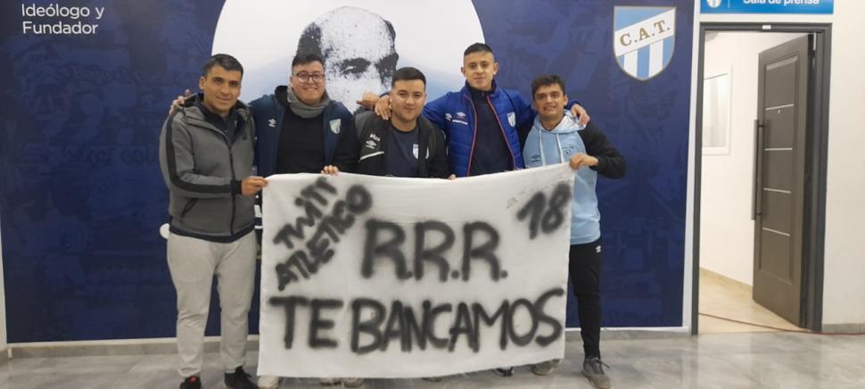 TIENE BANCA. Un grupo de hinchas, dijeron presentes en el “José Fierro” para levantar los ánimos de Ruiz Rodríguez, tras errar en la Copa. 