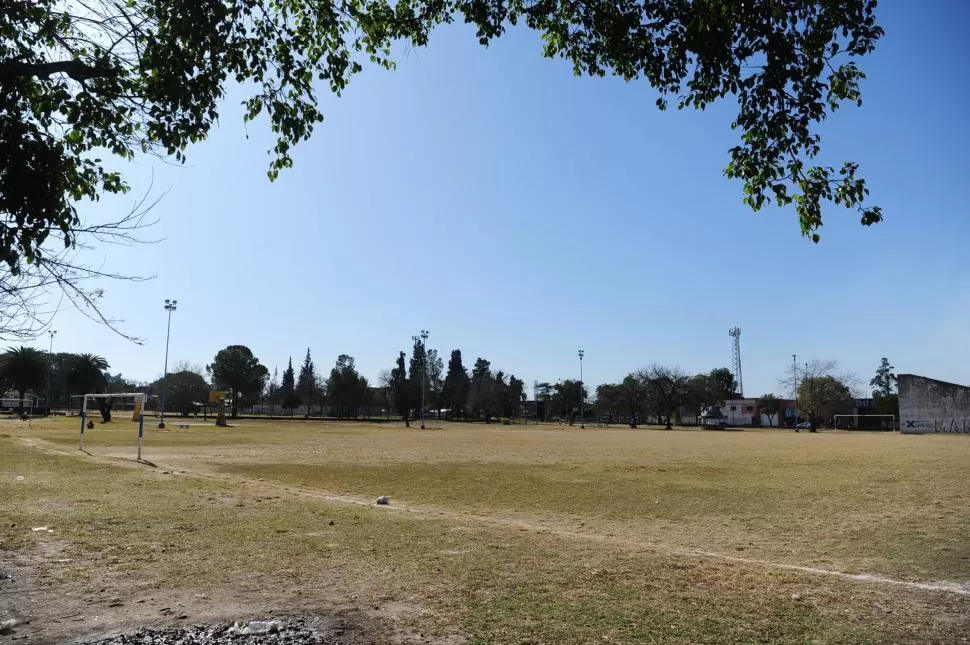 DONDE FUNCIONA LA FERIA. Una de las canchas de fútbol del complejo Muñoz, en Balcarce al 2.300. la gaceta / foto de FRANCO VERA