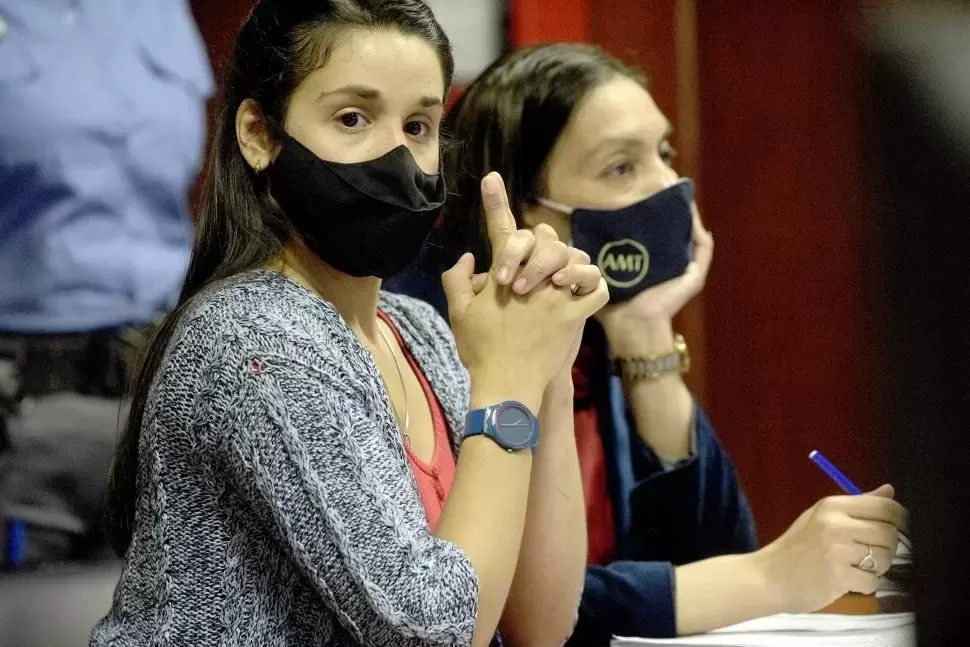 EN EL JUICIO. La acusada Teresita Raso junto a su abogada Raquel Ferreira Asís en el debate oral que se desarrolló en abril de 2020. LA GACETA / FOTO DE FRANCO VERA