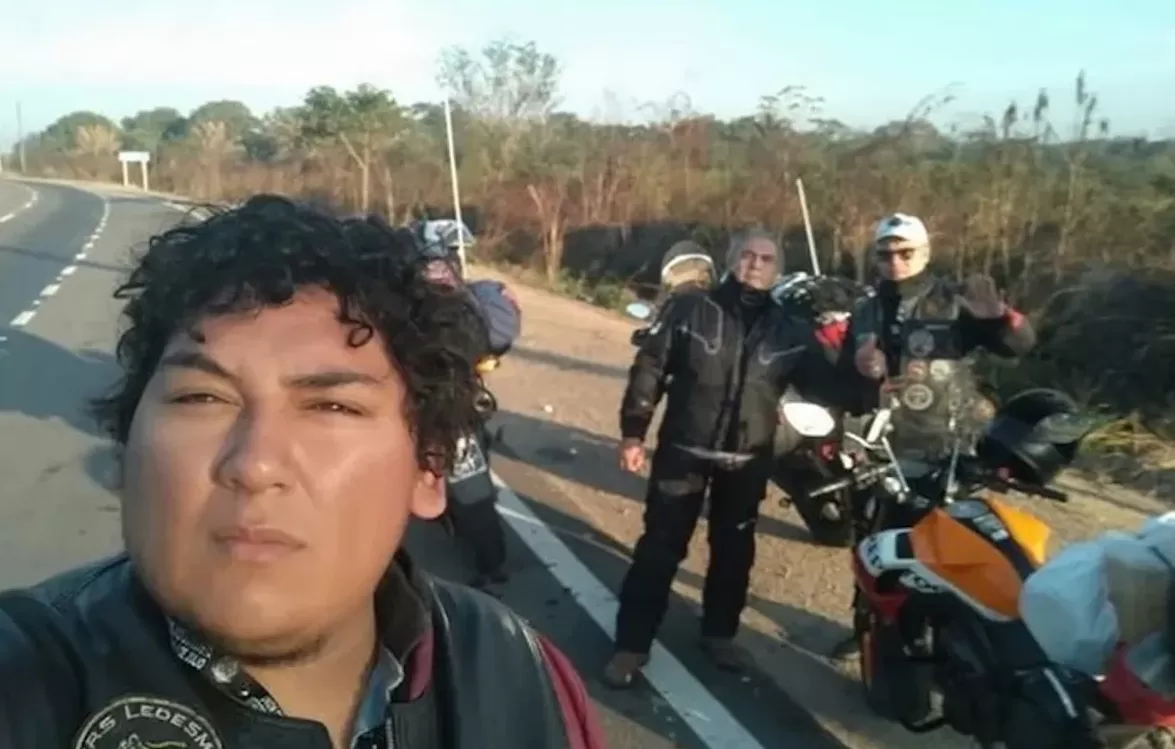 Alejandro Benítez (centro) recorría Bolivia en moto con sus amigos 
