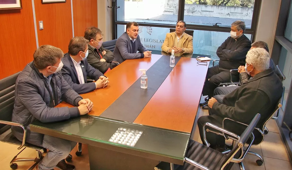 APOYO. El legislador alfarista Raúl Albarracín quiere que el Estado ayude a la Iglesia en su lucha contra la drogadependencia.