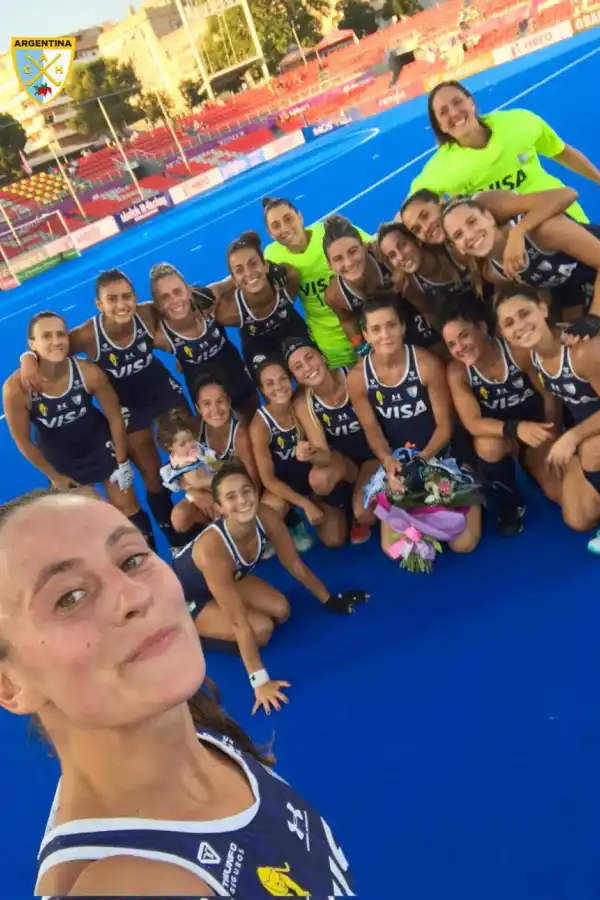 A DOS PASOS. Las Leonas posan con la alegría del triunfo. El sábado, pasado el mediodía, se medirán con las alemanas. twitter @ArgFieldHockey