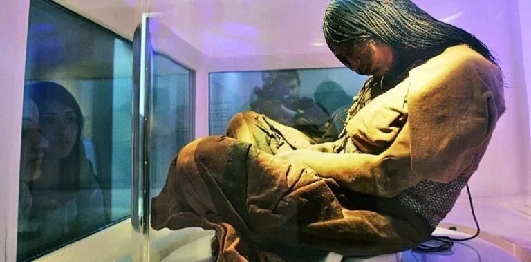 UNA DE LAS NIÑAS DE LLULLAILLACO. La momia se encuentra en perfecto estado de preservación. museo de arqueología y alta montaña de salta