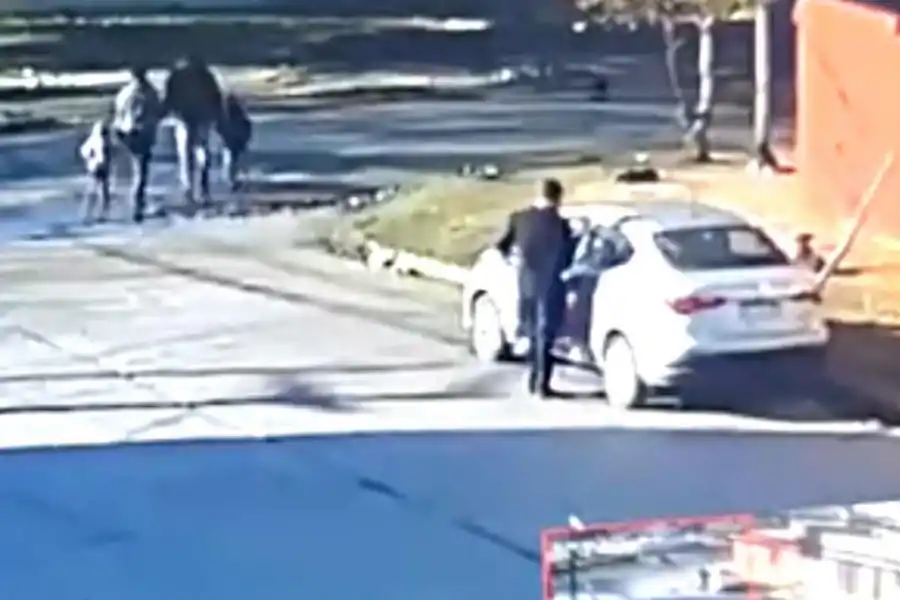 CONTRADICCIÓN. El sospechoso utilizó la llave para abrir el auto y llevarlo al pasaje Roberto Berho. 