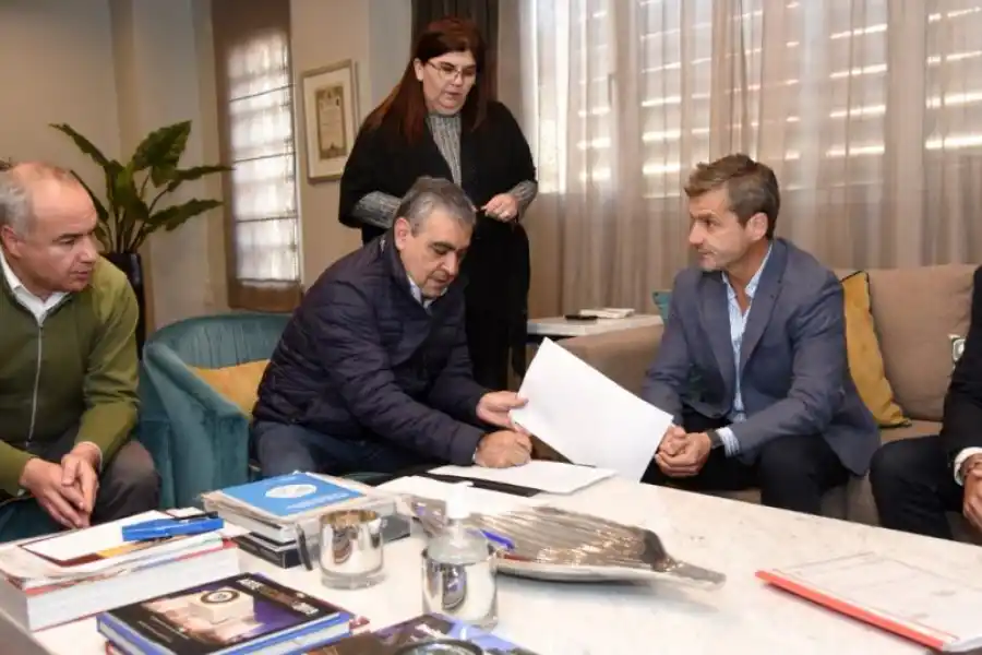 FIRMA. Los intendentes de la capital (Germán Alfaro) y Yerba Buena (Mariano Campero) firman el convenio. 