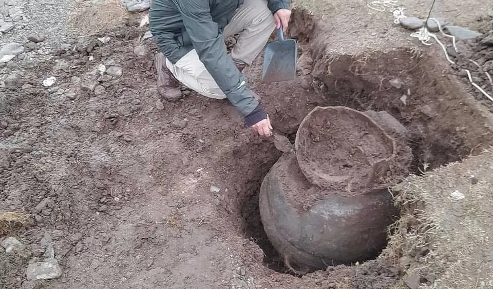 EN LA ZONA DEL DIQUE. Una de las vasijas que se desenterraron. ente cultural tucumán
