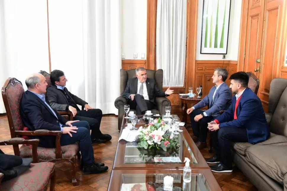 Jaldo recibió en la gobernación a Molinuevo, Sánchez (sentados a la izquierda), Campero y Salazar. twitter @OsvaldoJaldo