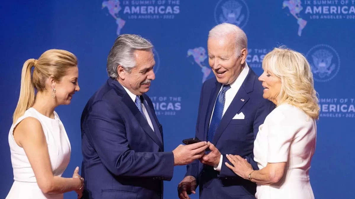 EN LA CUMBRE DE LAS AMÉRICAS. Alberto Fernández y Joe Biden, en un encuentro reciente. Foto de Archivo