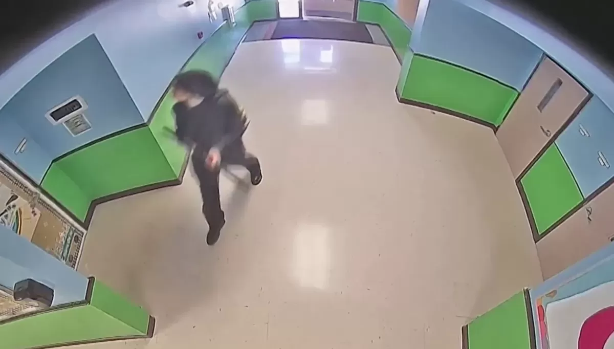 Un video muestra el ingreso del asesino a la escuela