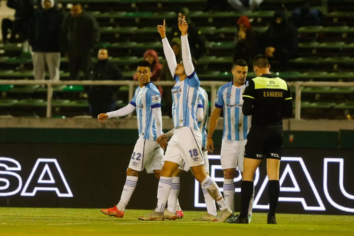 GOLEADOR. Ruiz Rodríguez festeja el gol del Decano en Mar del Plata. FOTO DE DIEGO IZQUIERDO (ESPECIAL PARA LA GACETA)