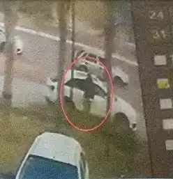 LAS SECUENCIAS DEL ROBO AL FUTBOLISTA. La camioneta Toyota Hilux pasa por delante del vehículo de Orihuela (izquierda). El acusado se para delante de la puerta de acompañante del jugador de Atlético (centro). El sospechoso abre la puerta para extraer el dinero que el defensor había ocultado.  