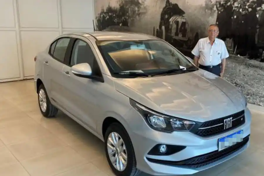 LA VICTIMA. Manuel Mohamed el día que le entregaron el Fiat Cronos. xnbcxnb