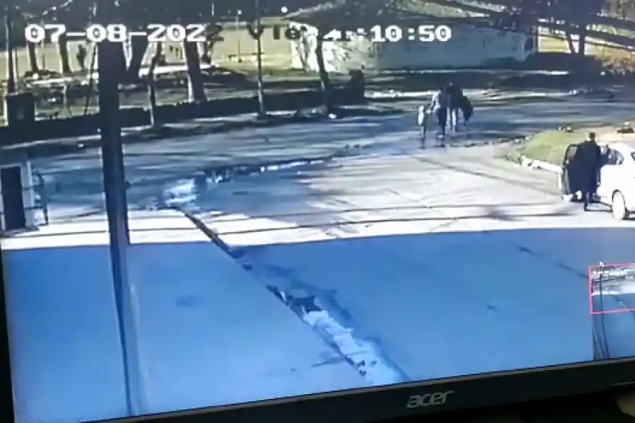 REVELADOR. Luis Valdez ingresando al vehículo del septuagenario. 