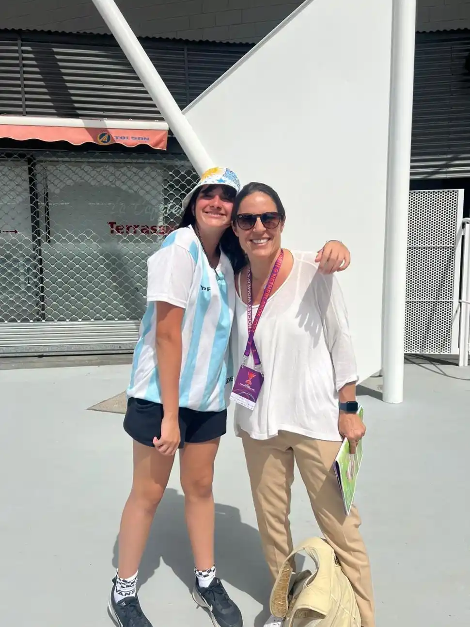 FIGURA. Valentina también posó con “Mechi” Margalot, ex Leona devenida en relatora de Espn.