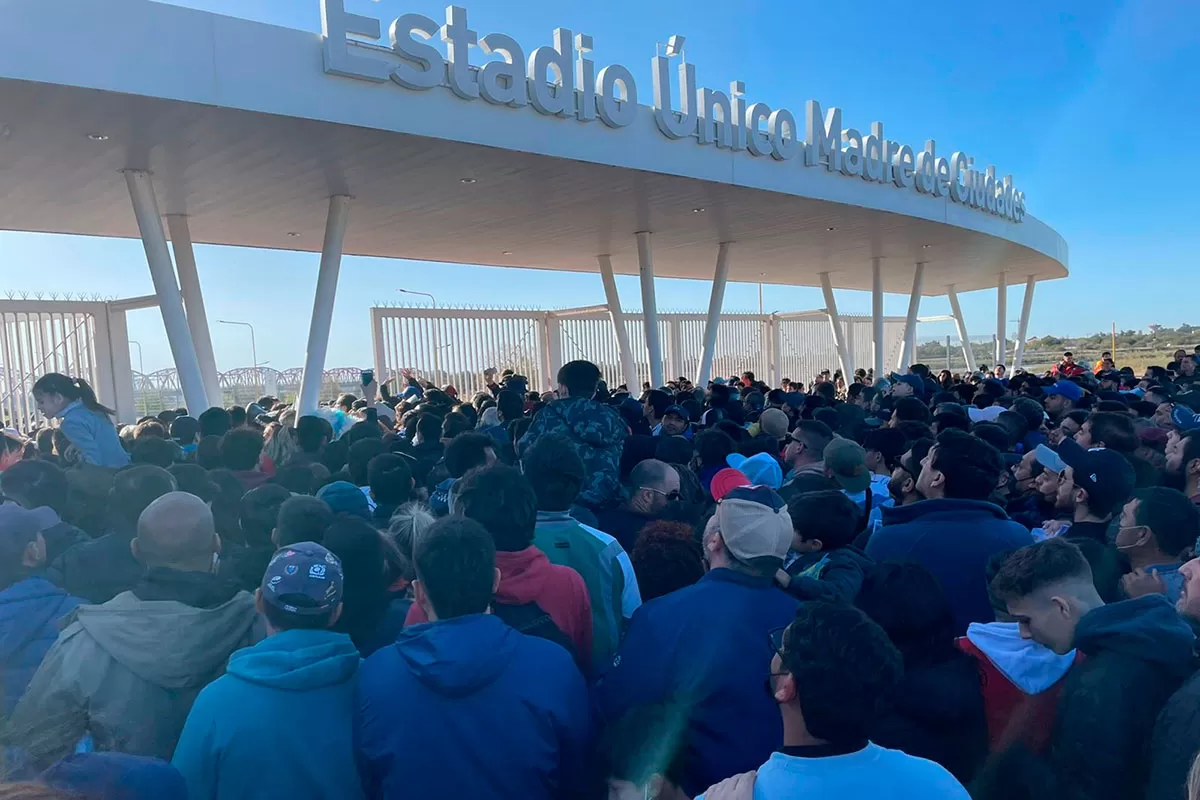 PAPELÓN. Centenares de personas se encontraron con puertas cerradas.