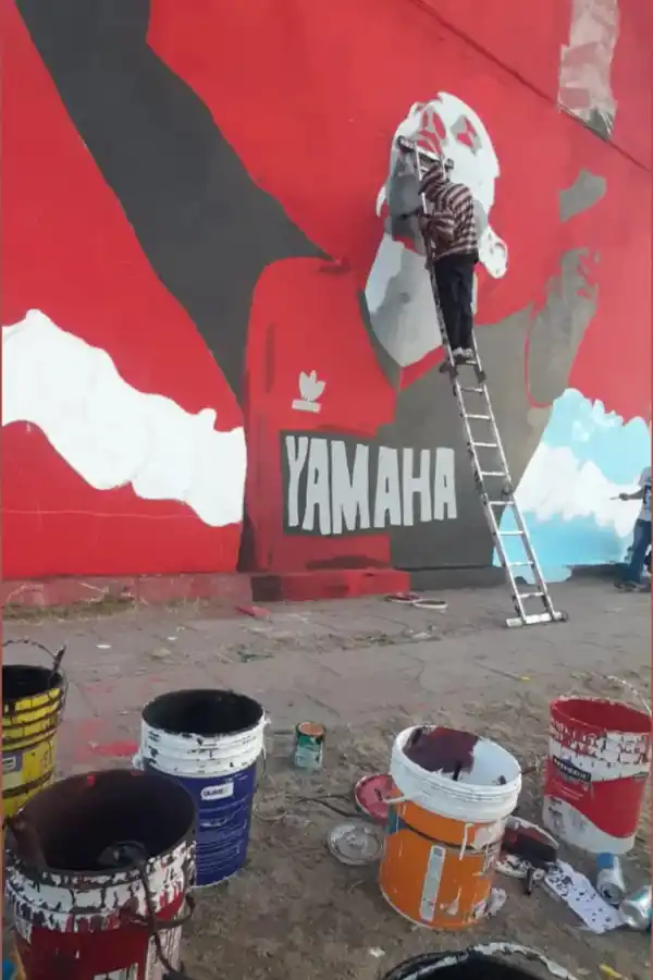 Rosario: balearon a dos hinchas de Newell´s que pintaban un mural de Maradona y Messi