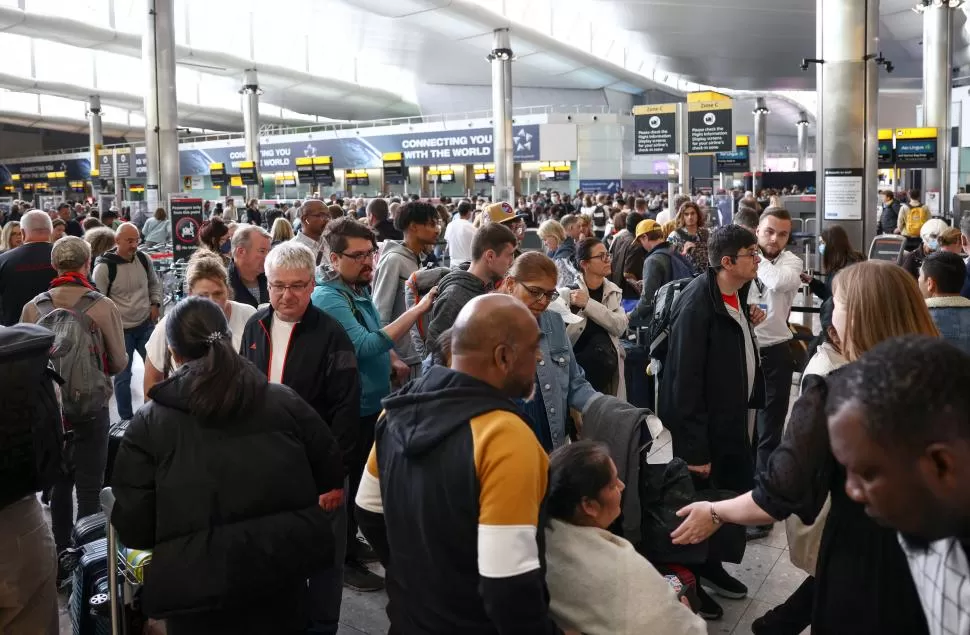 LÍMITES. Heathrow, el aeropuerto de Londres, restringió su capacidad diaria de pasajeros a 100.000, al menos hasta el 11 de septiembre.  reuters