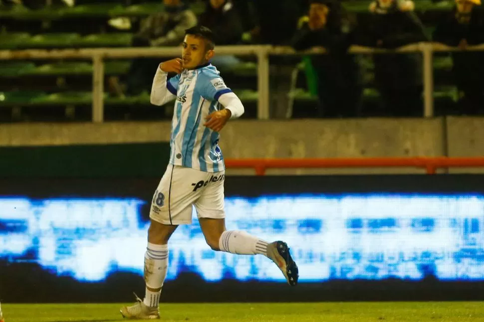 OTRO ROL. Lotti no pudo convertir, pero dio la asistencia para el gol de “RRR”.  