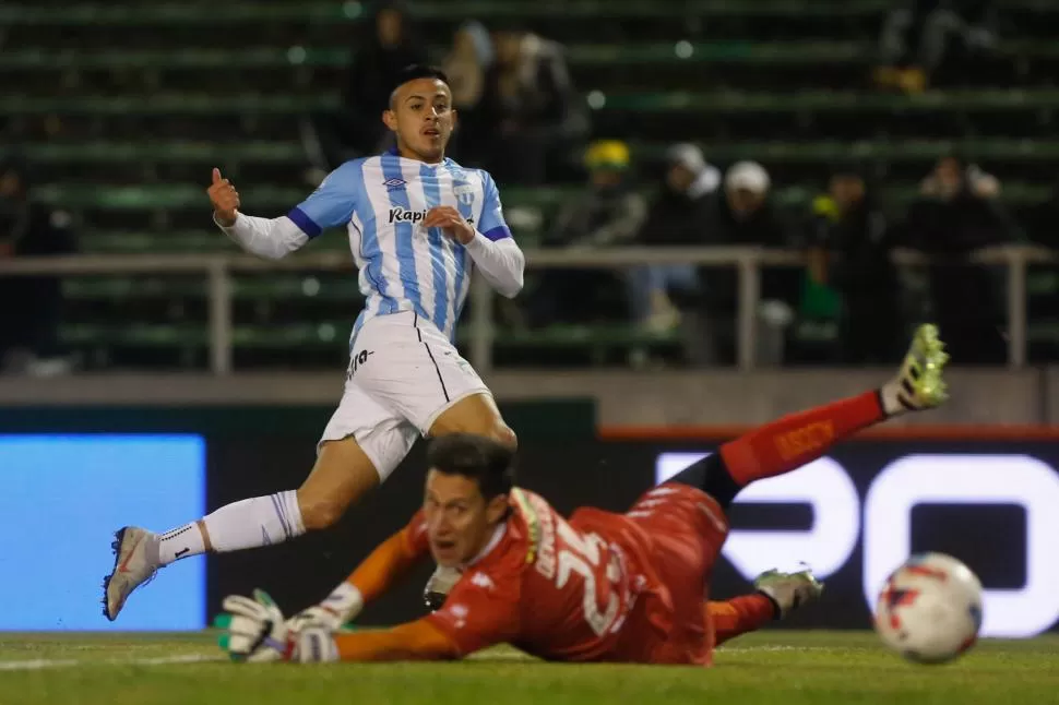 FIRME. Garay estuvo sólido en la marca y fue la salida para la ofensiva, sobre todo, por el sector del mediocampista Rius.  