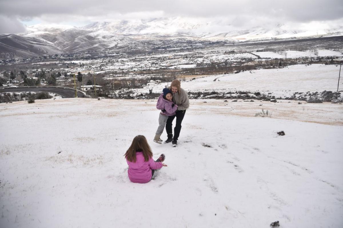 Turistas y tafinistas se mostraron fascinados por la nieve en la villa. FOTO OSVALDO RIPOLL / LA GACETA