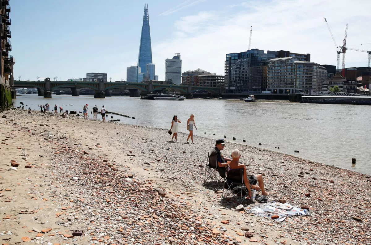 INGLATERRA: Las persoans van a la playa para mitigar los efectos del calor. 