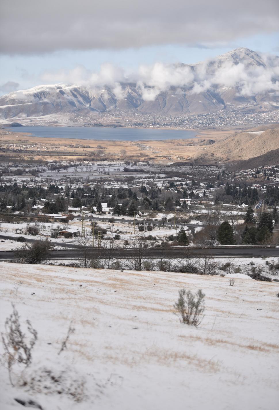 UNA POSTAL DOMINADA POR EL BLANCO Y NEGRO. Una visión panorámica de Tafí del Valle y el dique La Angostura, con rayos de sol colándose entre las nubes. credito